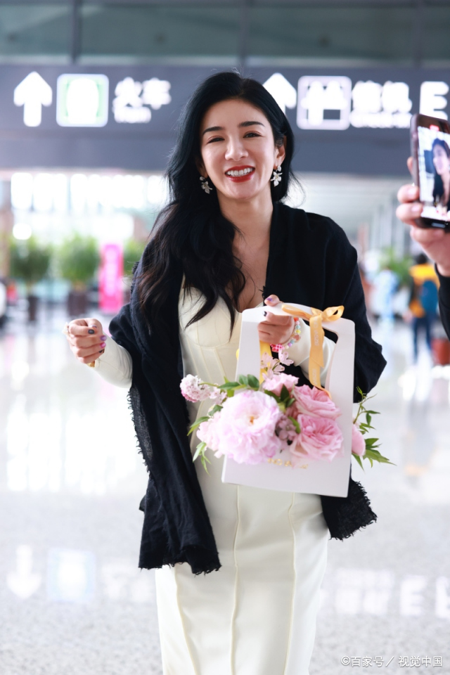 黄奕一组机场照,穿搭和气质贴合的完美无瑕